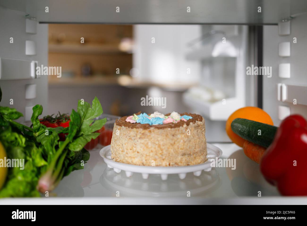 Deliziosa torta e verdure sul ripiano del frigorifero Foto Stock