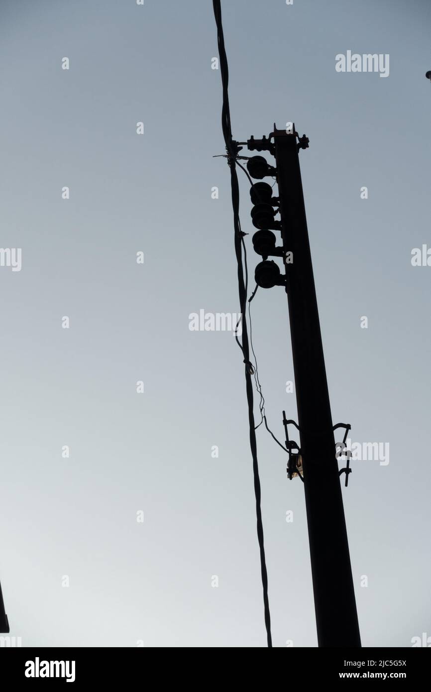 Una silhouette di un palo elettrico con linee elettriche. uttarakhand India Foto Stock