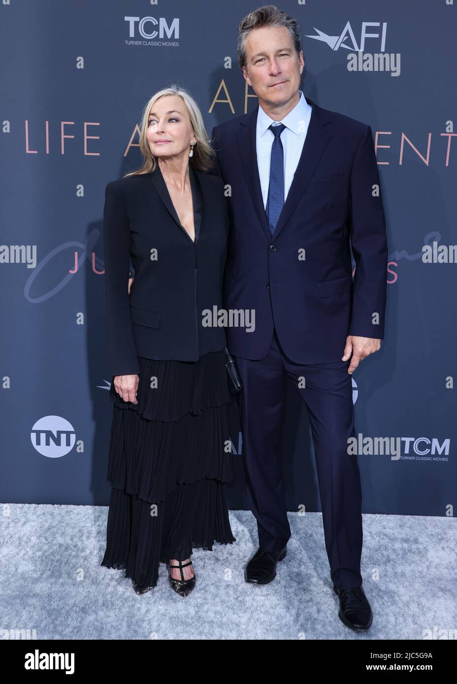 HOLLYWOOD, LOS ANGELES, CALIFORNIA, USA - 09 GIUGNO: L'attrice americana Bo Derek e l'attore marito/americano John Corbett arrivano al premio annuale AFI Life Achievement Award 48th in onore di Julie Andrews tenuto al Dolby Theatre il 9 giugno 2022 a Hollywood, Los Angeles, California, Stati Uniti. (Foto di Xavier Collin/Image Press Agency) Foto Stock