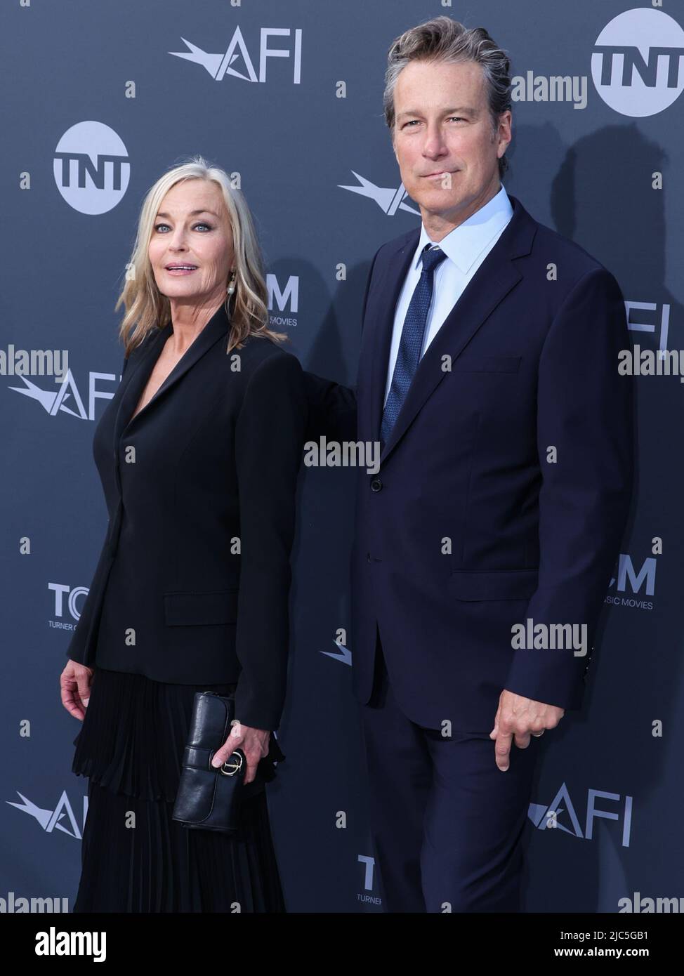 HOLLYWOOD, LOS ANGELES, CALIFORNIA, USA - 09 GIUGNO: L'attrice americana Bo Derek e l'attore marito/americano John Corbett arrivano al premio annuale AFI Life Achievement Award 48th in onore di Julie Andrews tenuto al Dolby Theatre il 9 giugno 2022 a Hollywood, Los Angeles, California, Stati Uniti. (Foto di Xavier Collin/Image Press Agency) Foto Stock