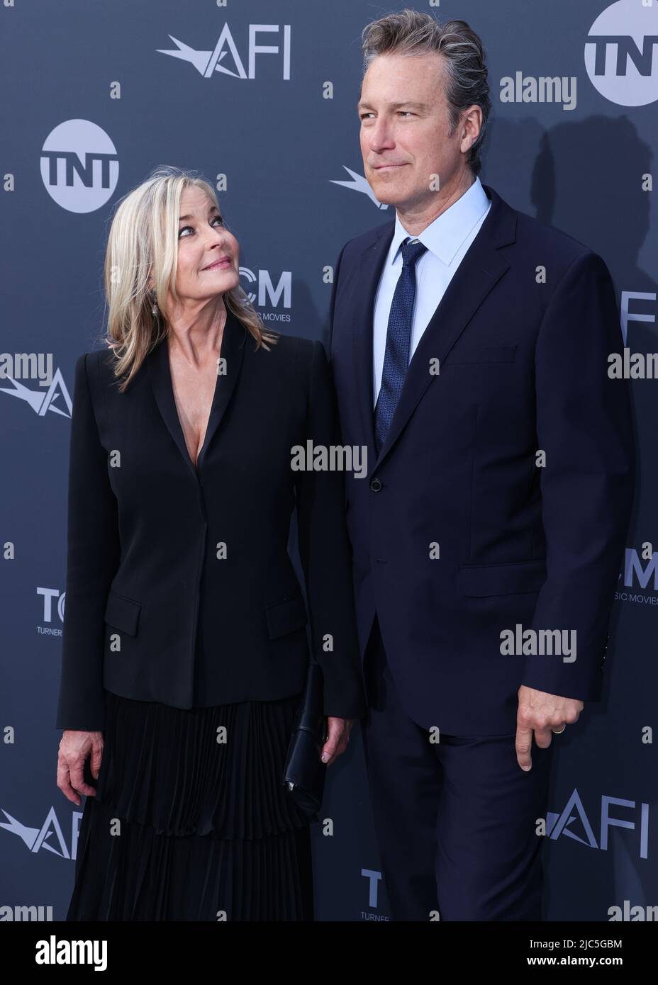HOLLYWOOD, LOS ANGELES, CALIFORNIA, USA - 09 GIUGNO: L'attrice americana Bo Derek e l'attore marito/americano John Corbett arrivano al premio annuale AFI Life Achievement Award 48th in onore di Julie Andrews tenuto al Dolby Theatre il 9 giugno 2022 a Hollywood, Los Angeles, California, Stati Uniti. (Foto di Xavier Collin/Image Press Agency) Foto Stock