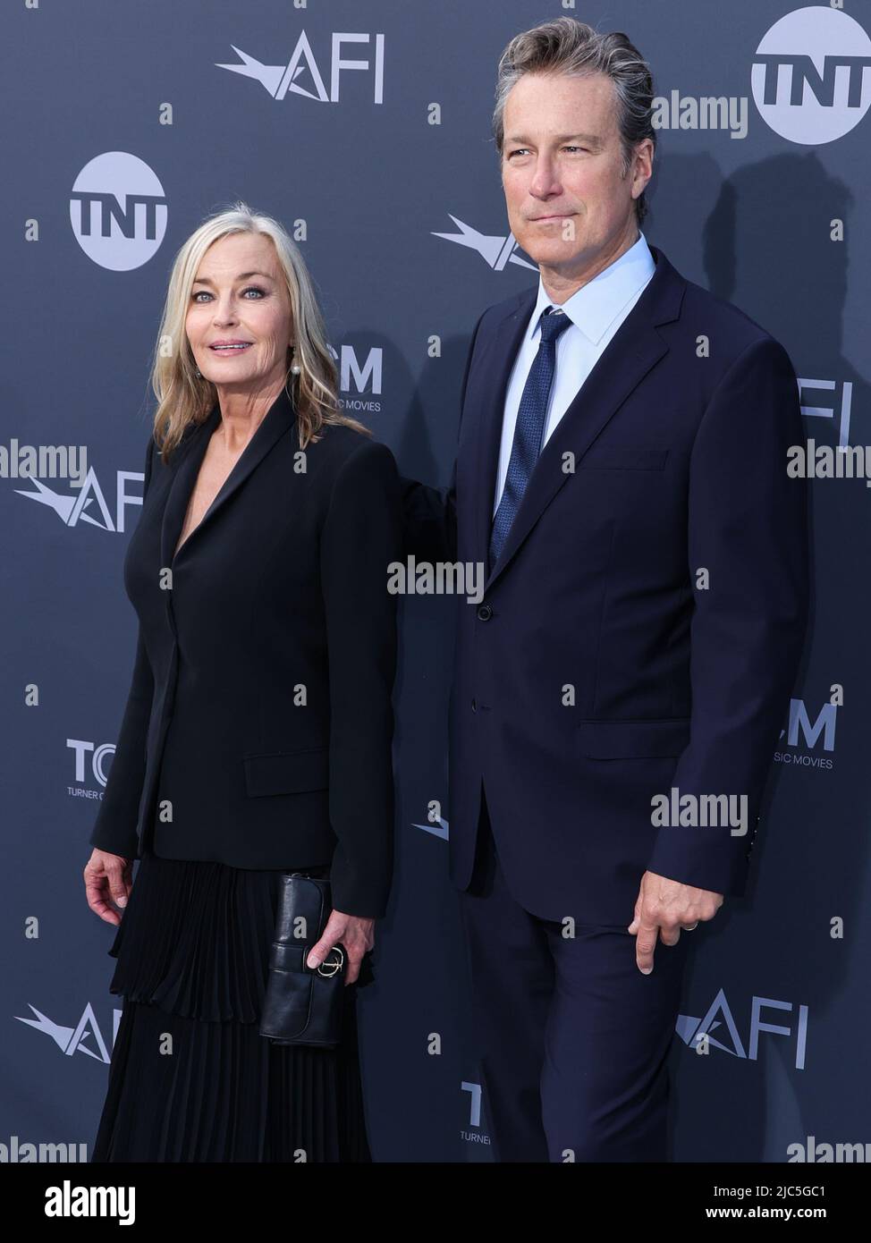 HOLLYWOOD, LOS ANGELES, CALIFORNIA, USA - 09 GIUGNO: L'attrice americana Bo Derek e l'attore marito/americano John Corbett arrivano al premio annuale AFI Life Achievement Award 48th in onore di Julie Andrews tenuto al Dolby Theatre il 9 giugno 2022 a Hollywood, Los Angeles, California, Stati Uniti. (Foto di Xavier Collin/Image Press Agency) Foto Stock