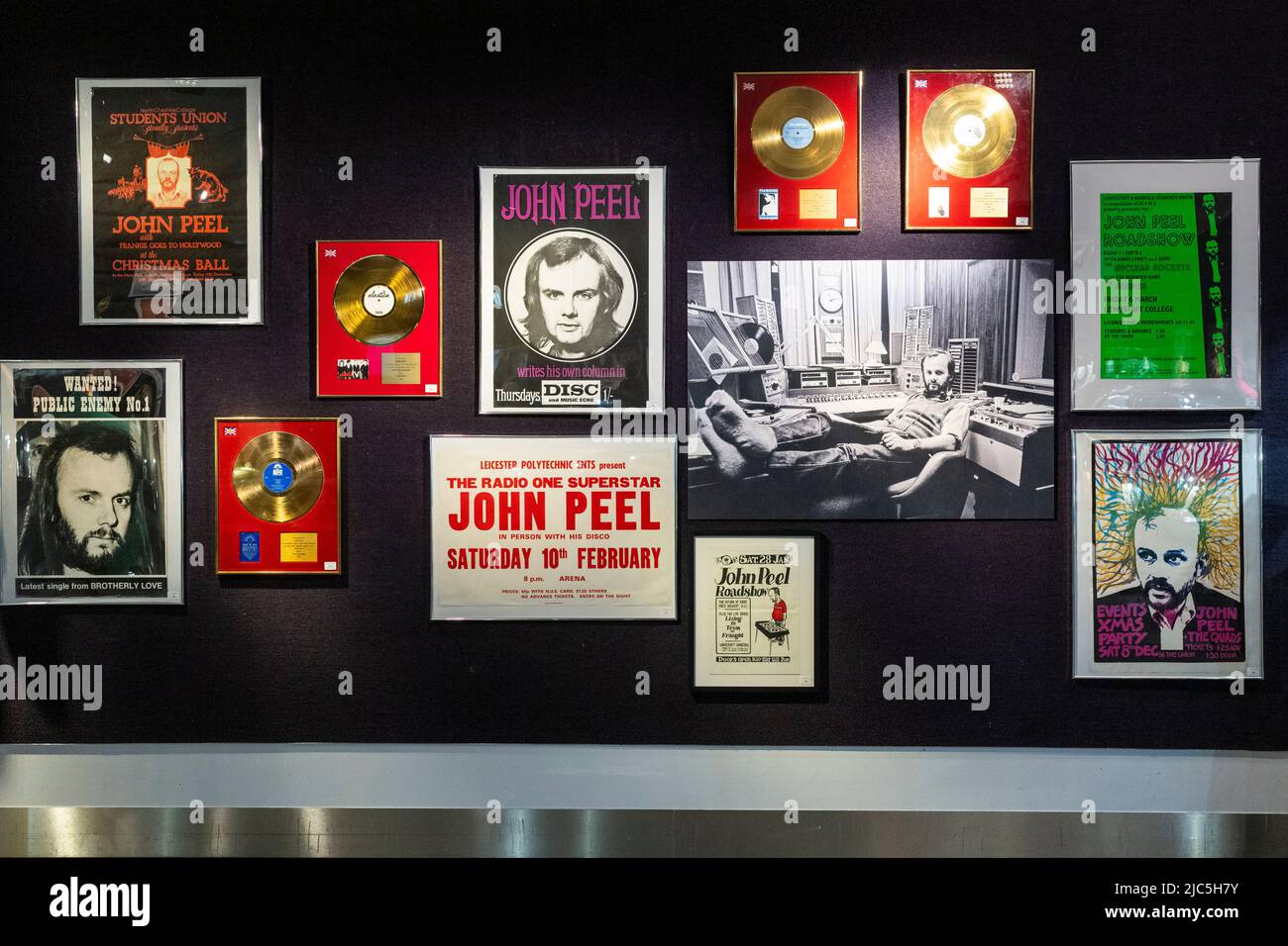 Londra, Regno Unito. 10th giugno 2022. Una vista generale all'anteprima di "Live in Session: Property from the John Peel Archive" a Bonhams Knightsbridge. Gli articoli della collezione musicale del defunto John Peel, il defunto BBC radio DJ, giornalista e emittente, sono offerti in vendita il 14 giugno. Credit: Stephen Chung/Alamy Live News Foto Stock