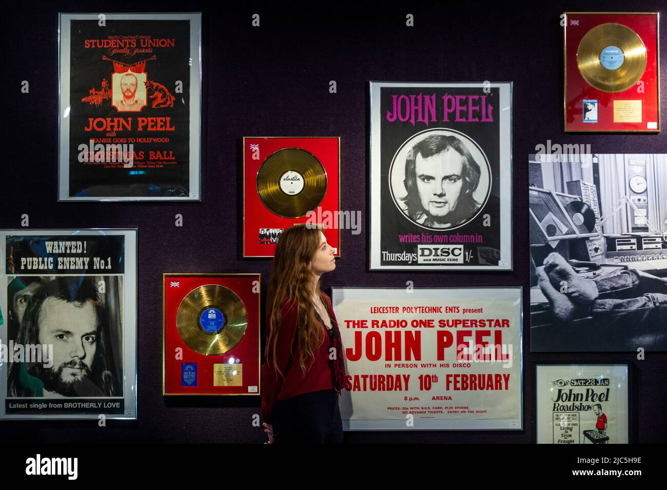 Londra, Regno Unito. 10th giugno 2022. Un membro dello staff visualizza i poster in anteprima di “Live in Session: Property from the John Peel Archive” a Bonhams Knightsbridge. Gli articoli della collezione musicale del defunto John Peel, il defunto BBC radio DJ, giornalista e emittente, sono offerti in vendita il 14 giugno. Credit: Stephen Chung/Alamy Live News Foto Stock