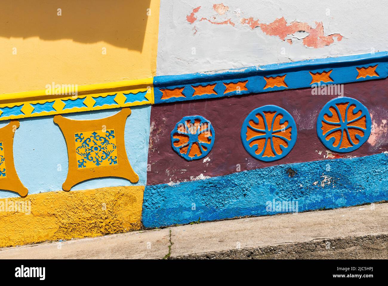Guatape, Antioquia / Colombia - 25 maggio 2022. Comune turistico della Colombia e Antioquia orientale. E' famosa per le sue case decorate con colori Foto Stock