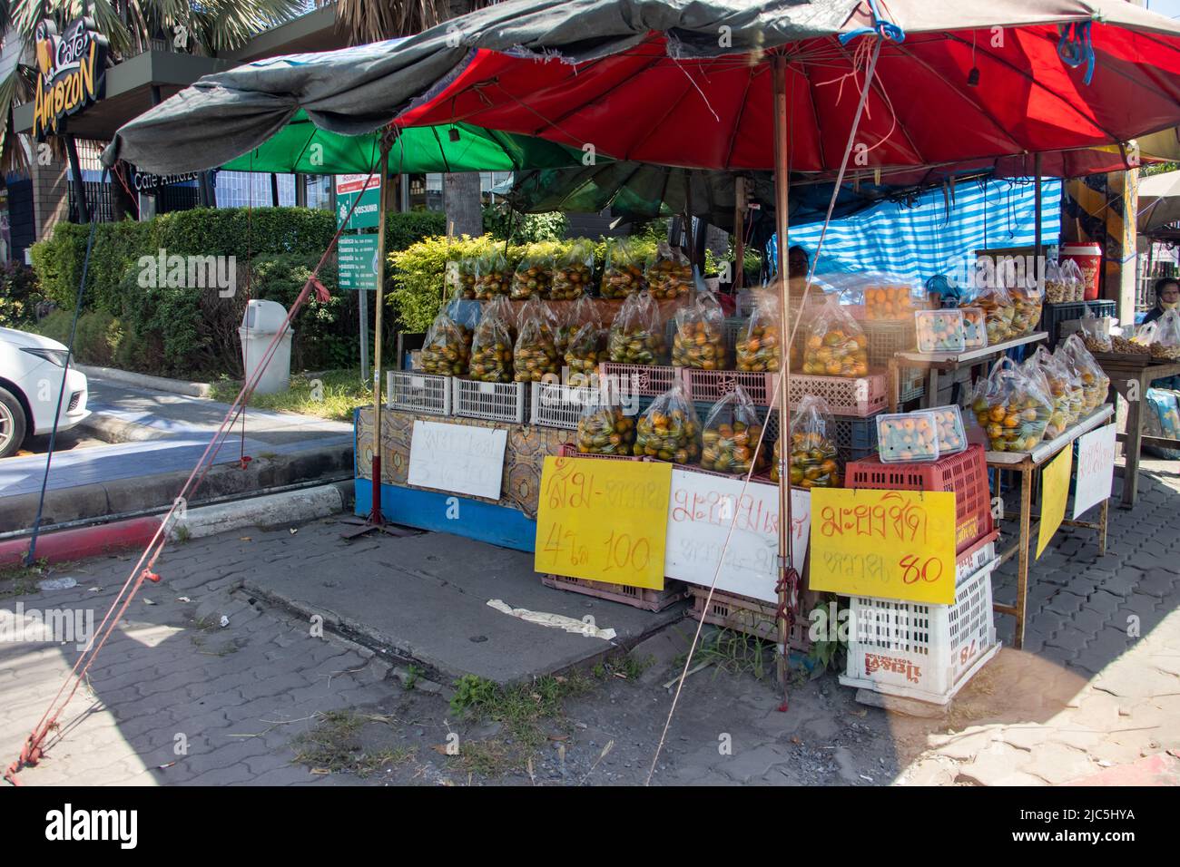 AYUTTHAYA, THAILANDIA, Apr 06 2022, uno stand che offre arance confezionate in sacchetti di plastica Foto Stock