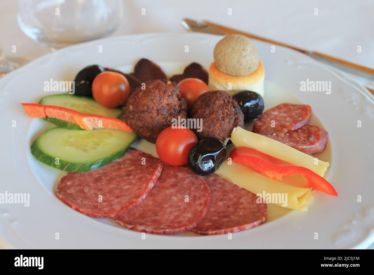 Pranzo del viticoltore rumeno con palle di carne di fagiano Foto Stock