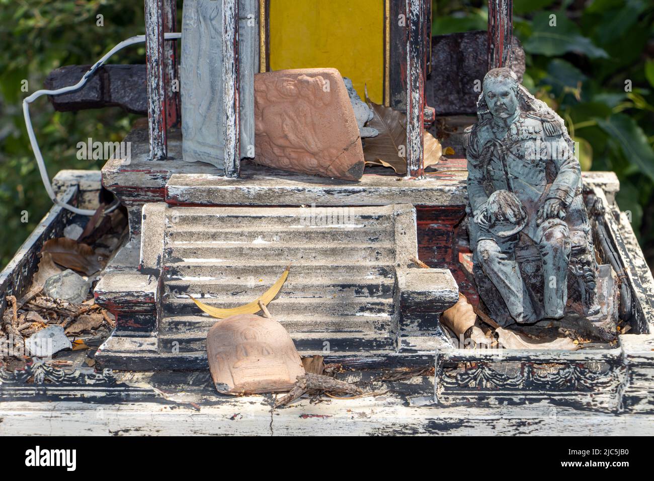 Figura di un dignito reale come guardiano nella casa fantasma danneggiata, Thailandia Foto Stock