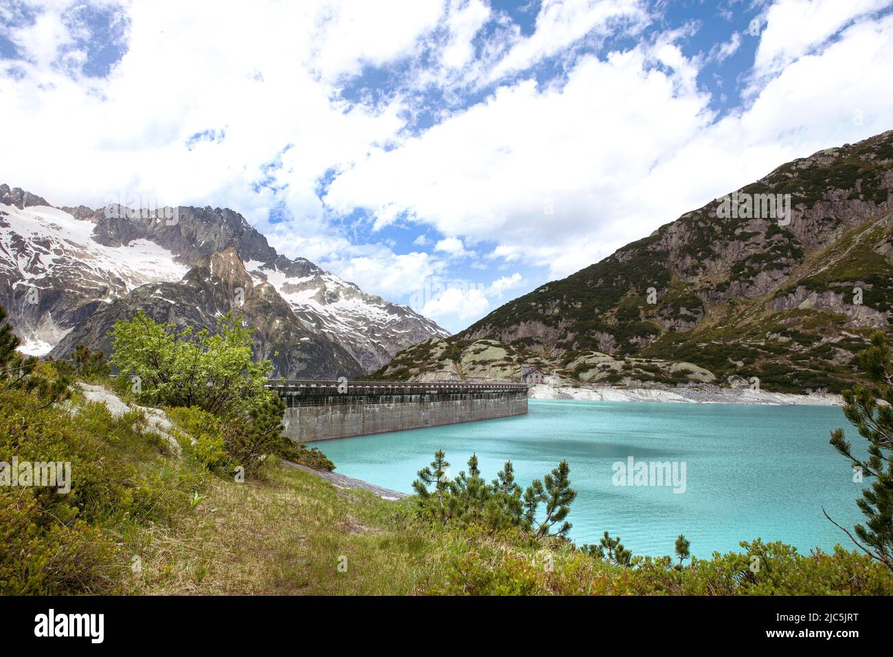 Alpi montagne bellissimo paesaggio con lago d'acqua turchese. Alta montagna natura e vista sulla diga del lago di Gelmer bacino idrico, soleggiata giorno d'estate. Foto Stock