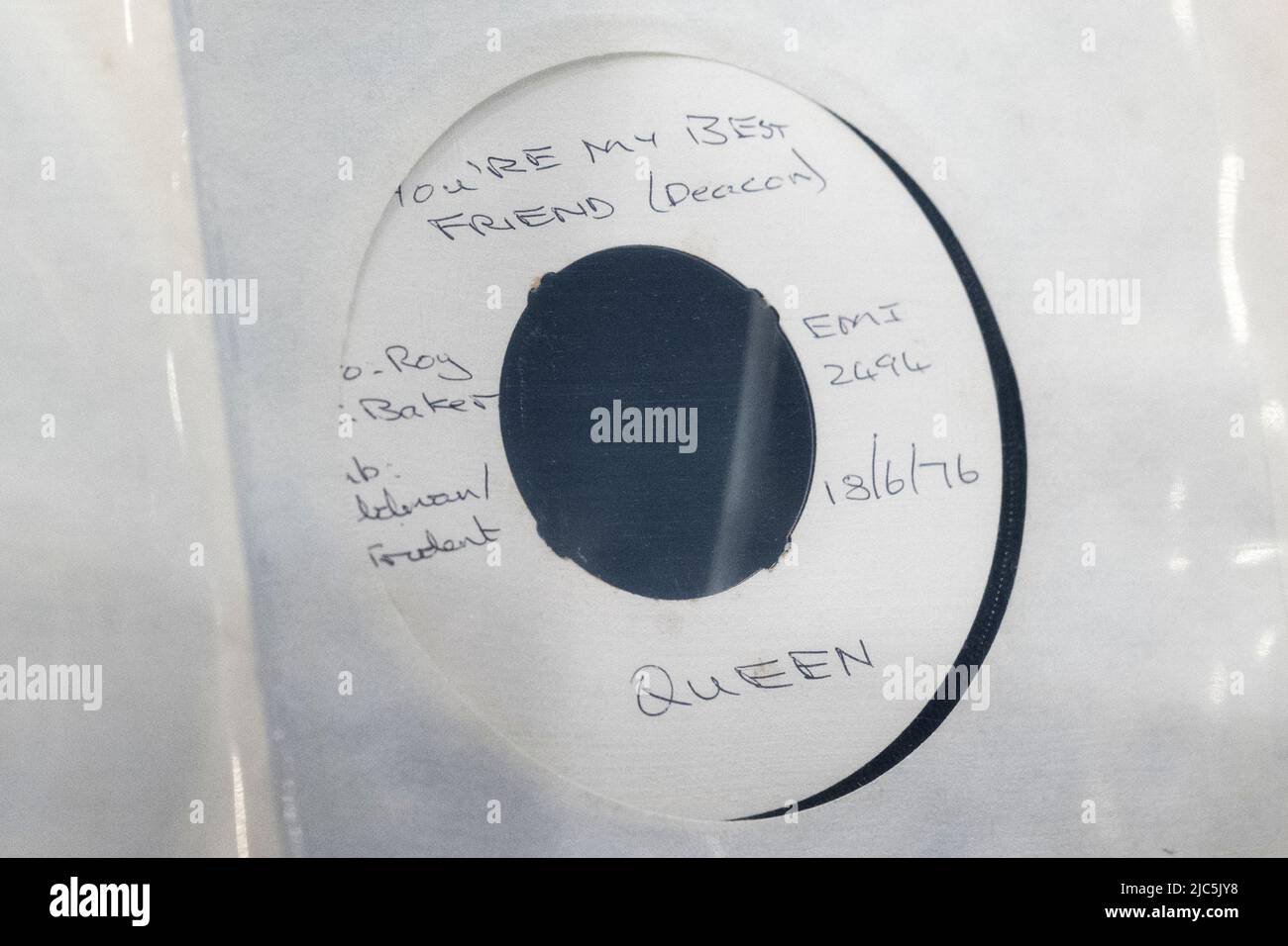 Londra, Regno Unito. 10 giugno 2022. 'Queen: Una prova di pressione del singolo sei il mio migliore amico/'39', 1976, (Est. £800-1.200) in anteprima di “Live in Session: Property from the John Peel Archive” a Bonhams Knightsbridge. Gli articoli della collezione musicale del defunto John Peel, il defunto BBC radio DJ, giornalista e emittente, sono offerti in vendita il 14 giugno. Credit: Stephen Chung / Alamy Live News Foto Stock