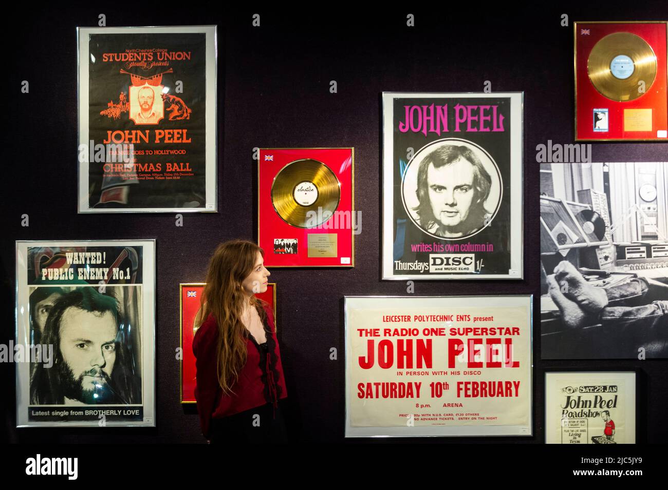 Londra, Regno Unito. 10 giugno 2022. Un membro dello staff visualizza i poster in anteprima di “Live in Session: Property from the John Peel Archive” a Bonhams Knightsbridge. Gli articoli della collezione musicale del defunto John Peel, il defunto BBC radio DJ, giornalista e emittente, sono offerti in vendita il 14 giugno. Credit: Stephen Chung / Alamy Live News Foto Stock