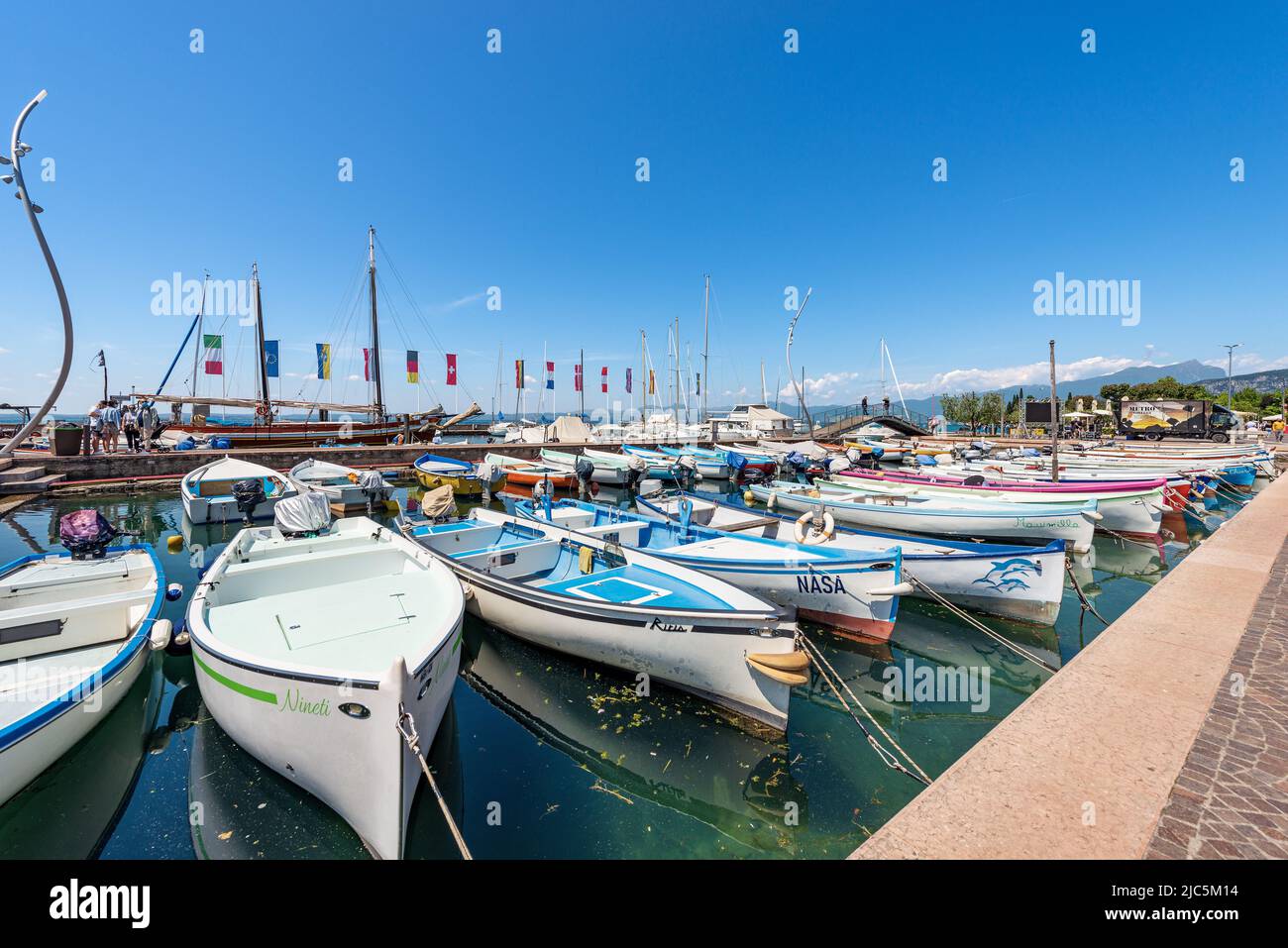 Piccolo porto del villaggio di Bardolino con barche ormeggiate. Località turistica sulla costa del Lago di Garda (Lago di Garda). Provincia di Verona, Veneto, Italia. Foto Stock