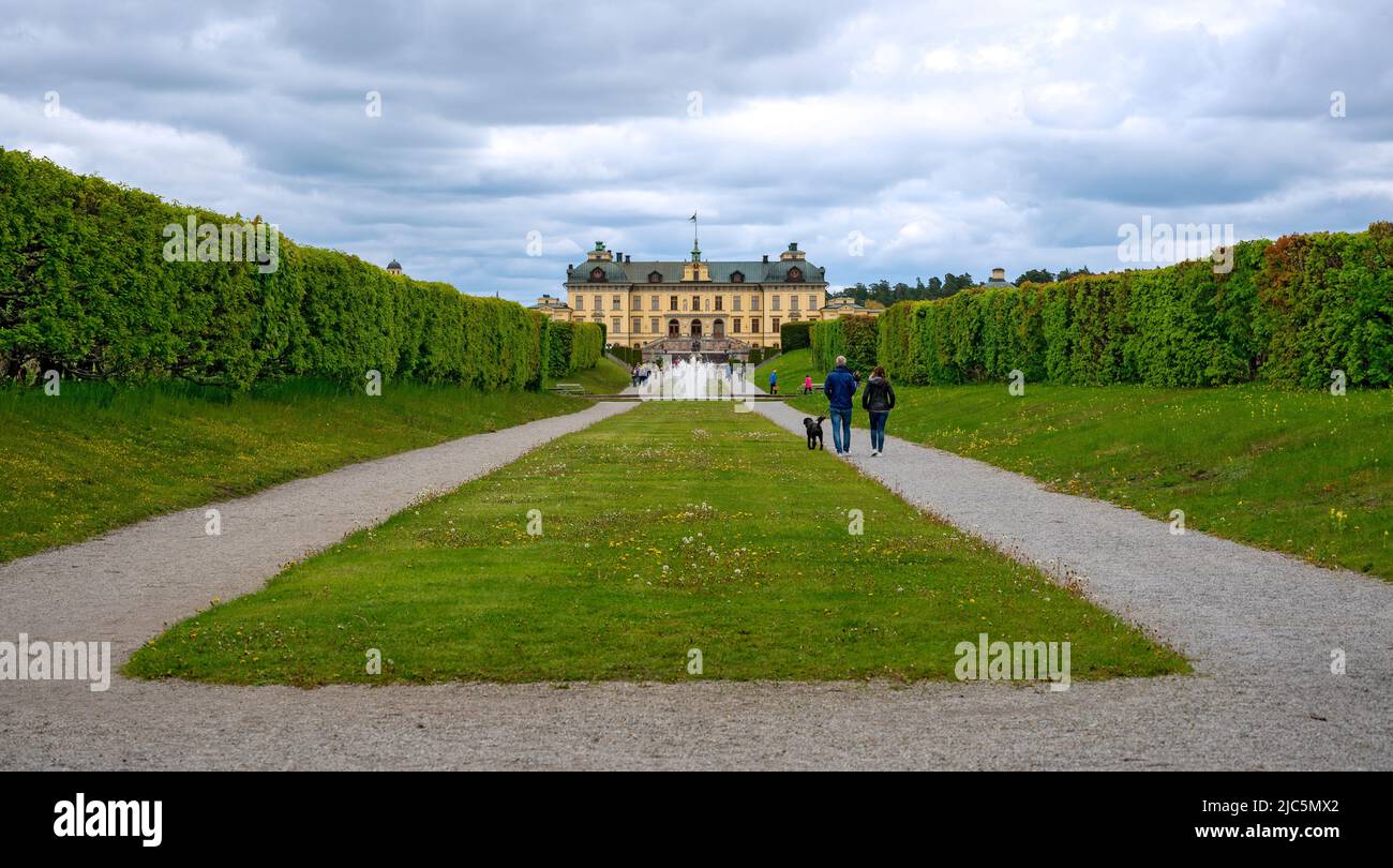 Percorso simmetrico al parco del palazzo Drottningholm con vista sull'asse centrale in primavera, Svezia Foto Stock