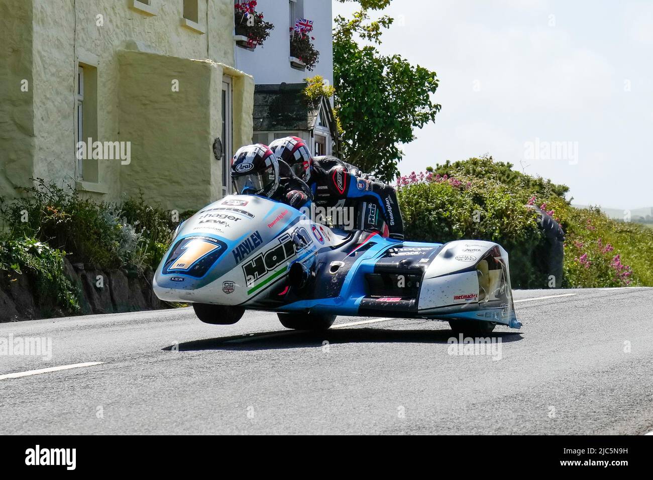 Douglas, isola di Man. 10th giugno 2022. Ben Birchall/Tom Birchall (600 LCR Honda) in rappresentanza del team Haith Honda durante la 3WHEELING.MEDIA Sidecar TT Race 2 all'Isola di Man, Douglas, Isola di Man il 10 giugno 2022. Foto di David Horn. Credit: Prime Media Images/Alamy Live News Foto Stock