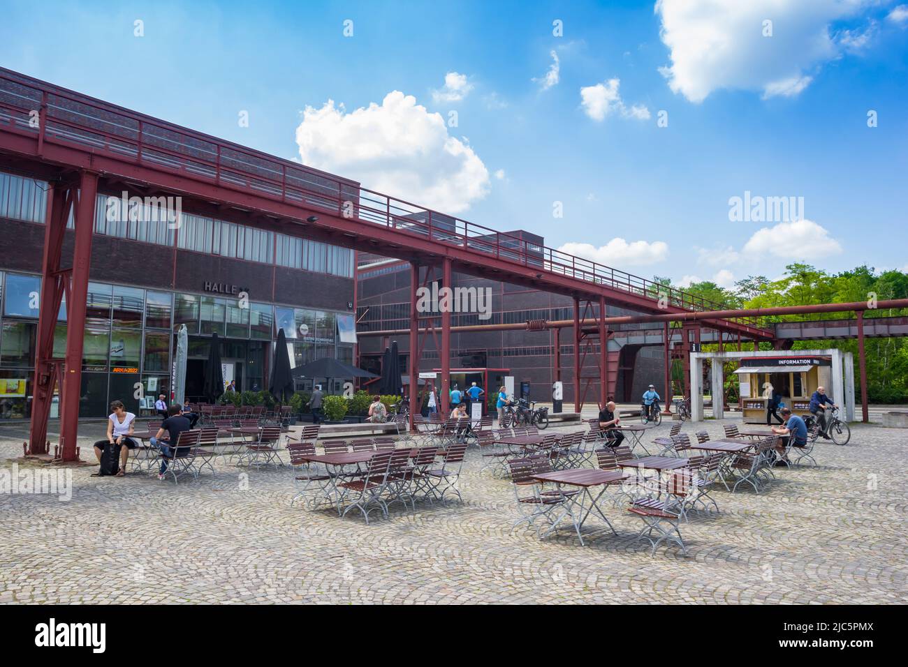 Persone sedute ai tavoli del caffè di Zollverein ad Essen, Germania Foto Stock
