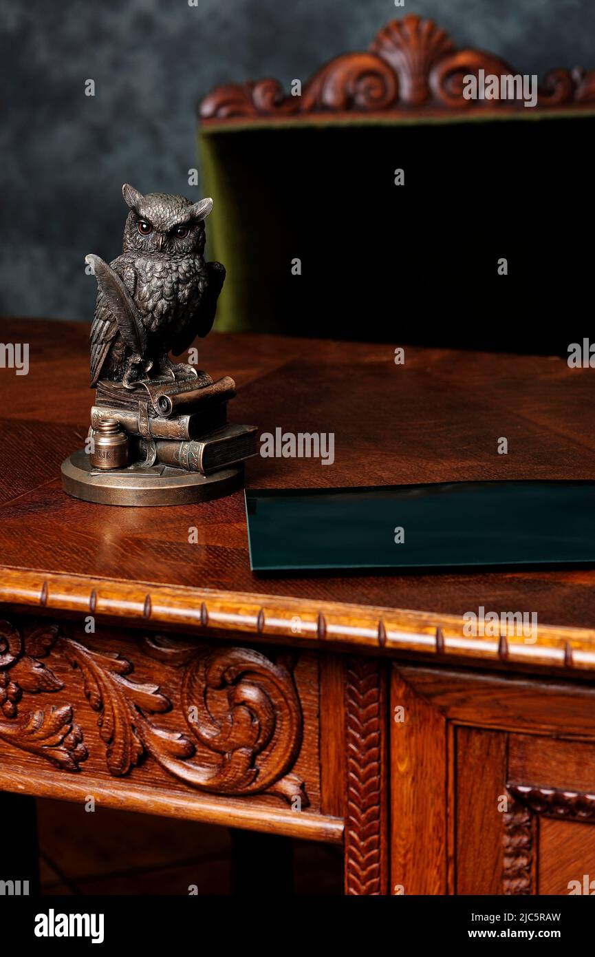 studio legale, ufficio, avvocato, notaio pubblico, legge, stato di diritto, sicurezza, contratti commerciali, tutela giuridica, fiducia, etica professionale, scrivania, Foto Stock