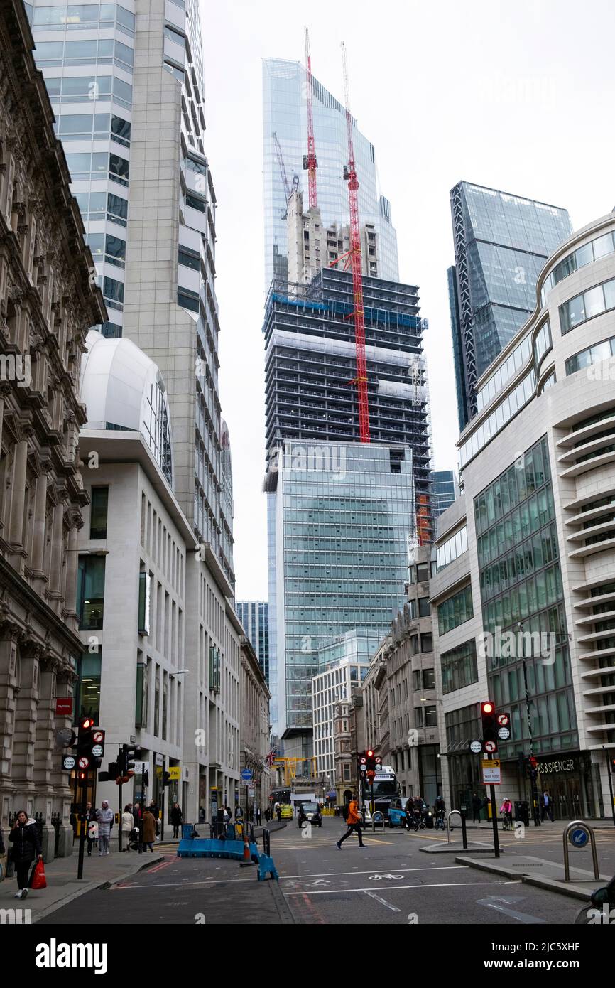Vista da Gracechurch Street di gru al 8 Bishopsgate grattacielo alto edificio in costruzione nel 2022 City of London Inghilterra Regno Unito KATHY DEWITT Foto Stock