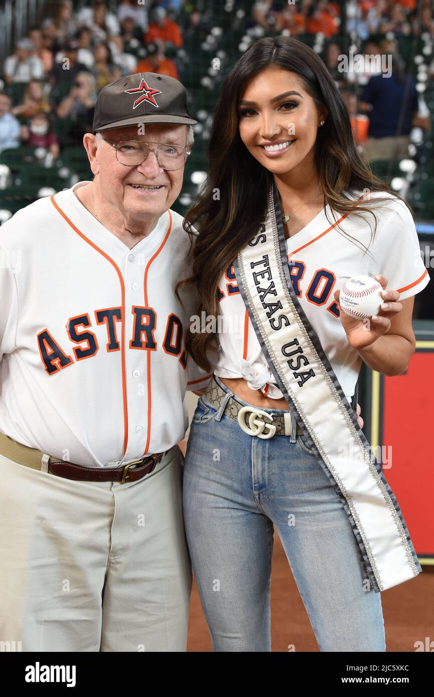 Dennis Gregg e Miss Texas Victoria Hinojosa, fan di Astros, si preparano a lanciare un primo passo cerimoniale prima della partita MLB tra gli Houston Astros Foto Stock