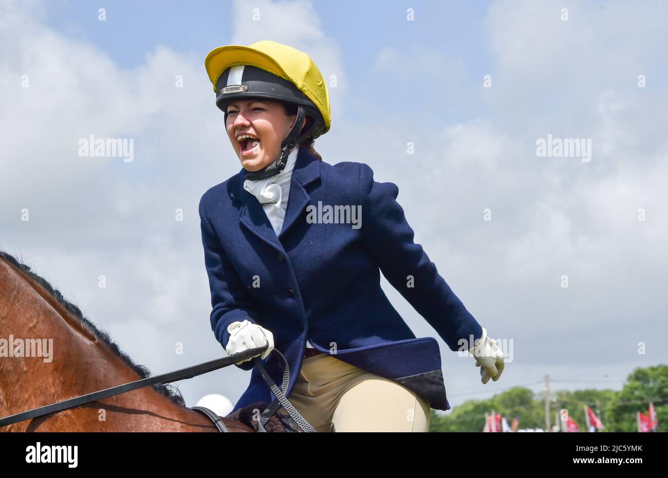 Brighton UK 10th Giugno 2022 - questo pilota sembra felice al sole al Salone del Sud dell'Inghilterra che si tiene al campo d'esposizione di Artingly in Sussex UK . Lo spettacolo celebra il meglio dell'agricoltura britannica in tre giorni: Credit Simon Dack / Alamy Live News Foto Stock