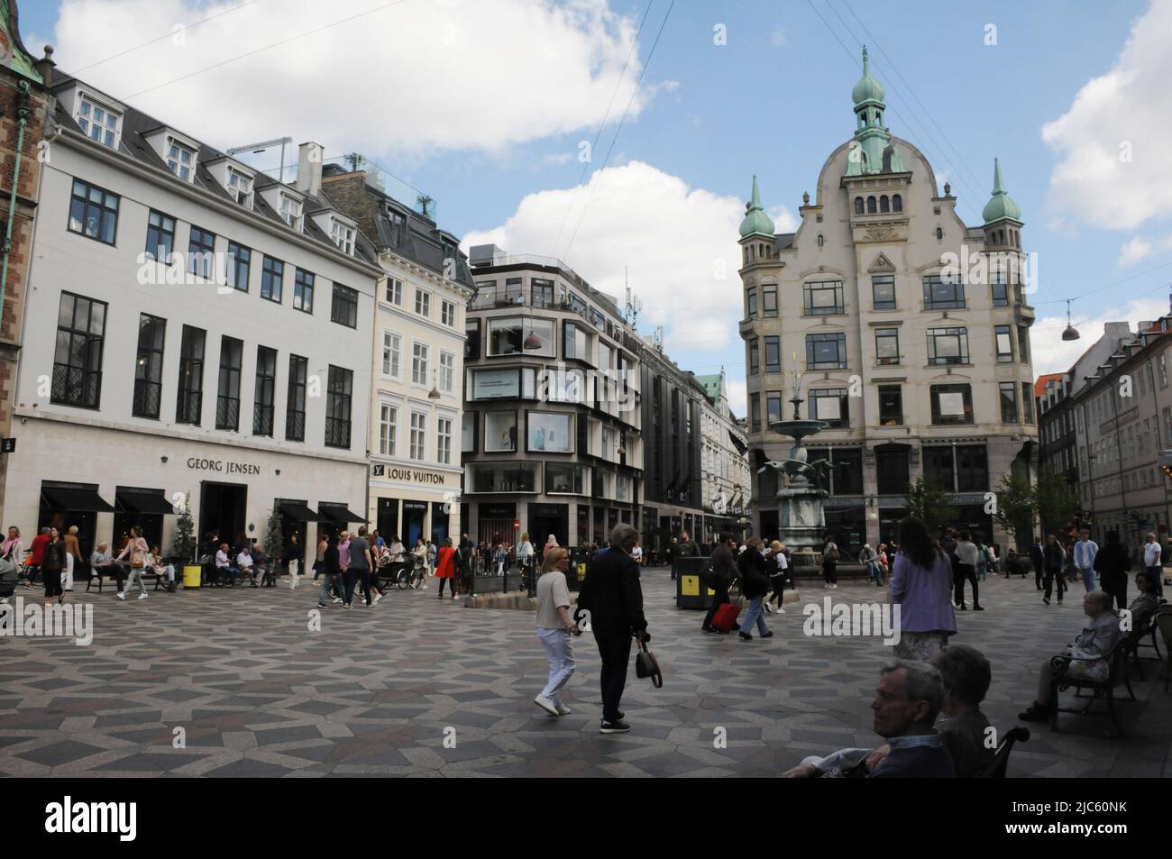 Copenaghen/Danimarca/10 giugno 2022/. Acquirenti e teloni sulla strada pedonale di Copenhagen chiamata stroeget o via finanziaria amager torv. (Foto..Francis Joseph Dean/Deanpictures. Foto Stock