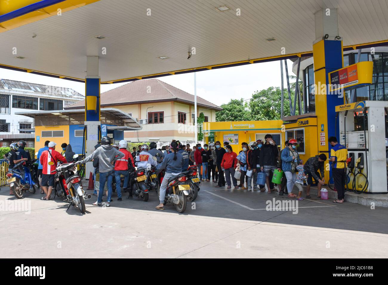 (220610) -- VIENTIANE, 10 giugno 2022 (Xinhua) -- i cittadini si accamonano per il carburante presso un distributore di benzina a Vientiane, Laos il 14 maggio 2022. Il tasso d'inflazione del Laos è salito al 12,8% a maggio su base annuale, il più alto in 18 anni, secondo l'ultimo rapporto del Lao Statistics Bureau. (Foto di Kaikeo Sayasane/Xinhua) Foto Stock