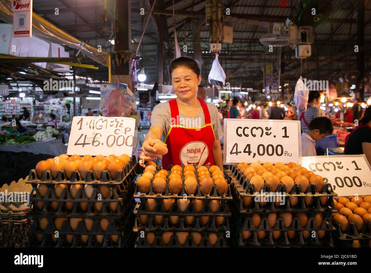 (220610) -- VIENTIANE, 10 giugno 2022 (Xinhua) -- Foto scattata il 9 giugno 2022 mostra un mercato in Vientiane, Laos. Il tasso d'inflazione del Laos è salito al 12,8% a maggio su base annuale, il più alto in 18 anni, secondo l'ultimo rapporto del Lao Statistics Bureau. (Foto di Kaikeo Sayasane/Xinhua) Foto Stock