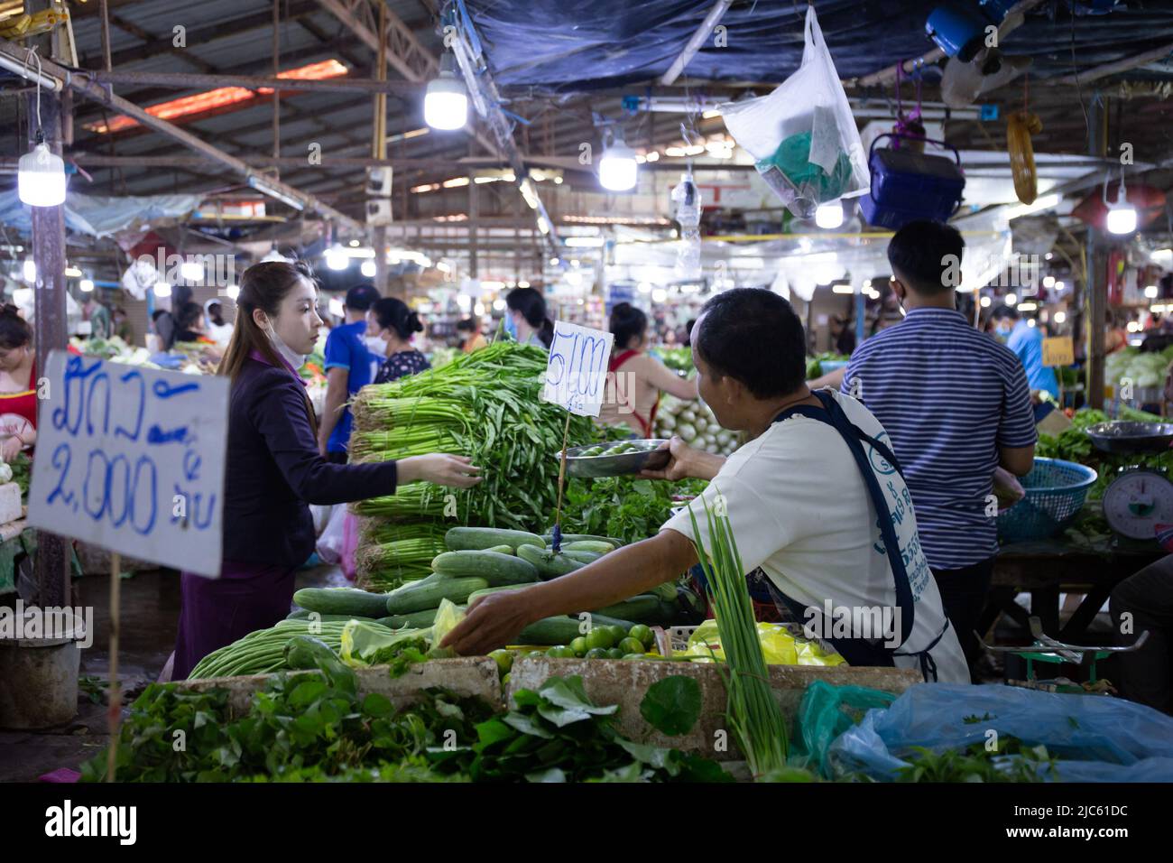 (220610) -- VIENTIANE, 10 giugno 2022 (Xinhua) -- Foto scattata il 9 giugno 2022 mostra un mercato in Vientiane, Laos. Il tasso d'inflazione del Laos è salito al 12,8% a maggio su base annuale, il più alto in 18 anni, secondo l'ultimo rapporto del Lao Statistics Bureau. (Foto di Kaikeo Sayasane/Xinhua) Foto Stock