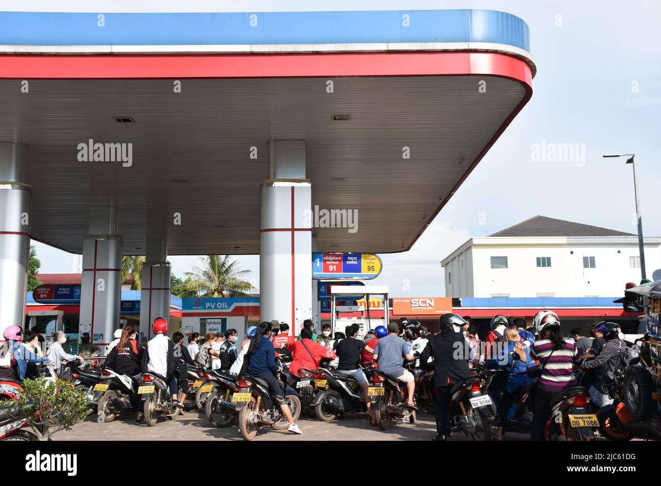 (220610) -- VIENTIANE, 10 giugno 2022 (Xinhua) -- i cittadini si accamonano per il carburante presso un distributore di benzina a Vientiane, Laos il 12 maggio 2022. Il tasso d'inflazione del Laos è salito al 12,8% a maggio su base annuale, il più alto in 18 anni, secondo l'ultimo rapporto del Lao Statistics Bureau. (Foto di Kaikeo Sayasane/Xinhua) Foto Stock
