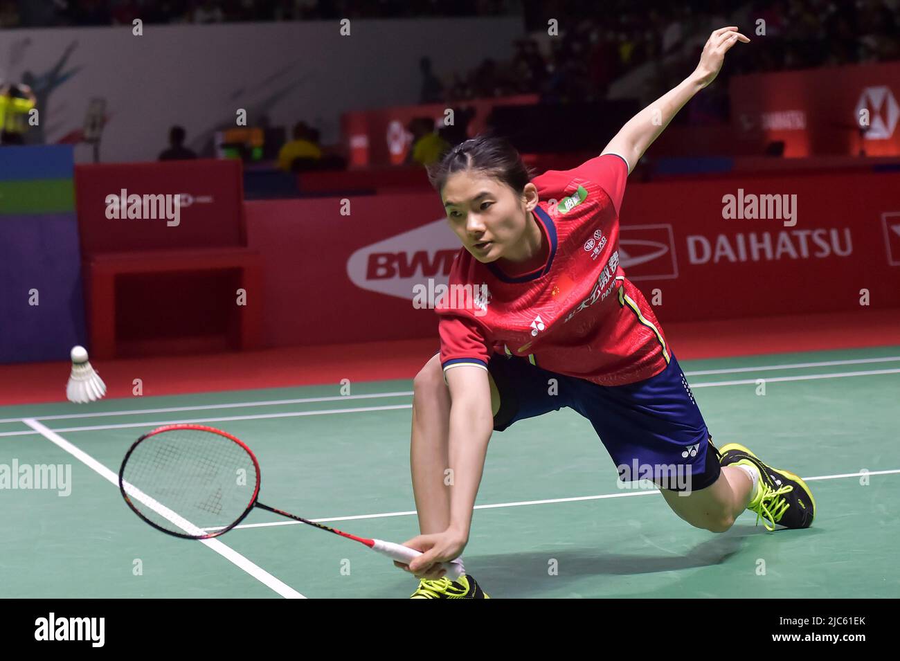 Giacarta. 10th giugno 2022. Han Yue of China ha fatto un ritorno durante la partita finale della singola femminile contro Iris Wang degli Stati Uniti al Daihatsu Indonesia Masters 2022 presso lo stadio sportivo Istora Senayan di Jakarta, Indonesia, il 10 giugno 2022. Credit: Veri Sanovri/Xinhua/Alamy Live News Foto Stock