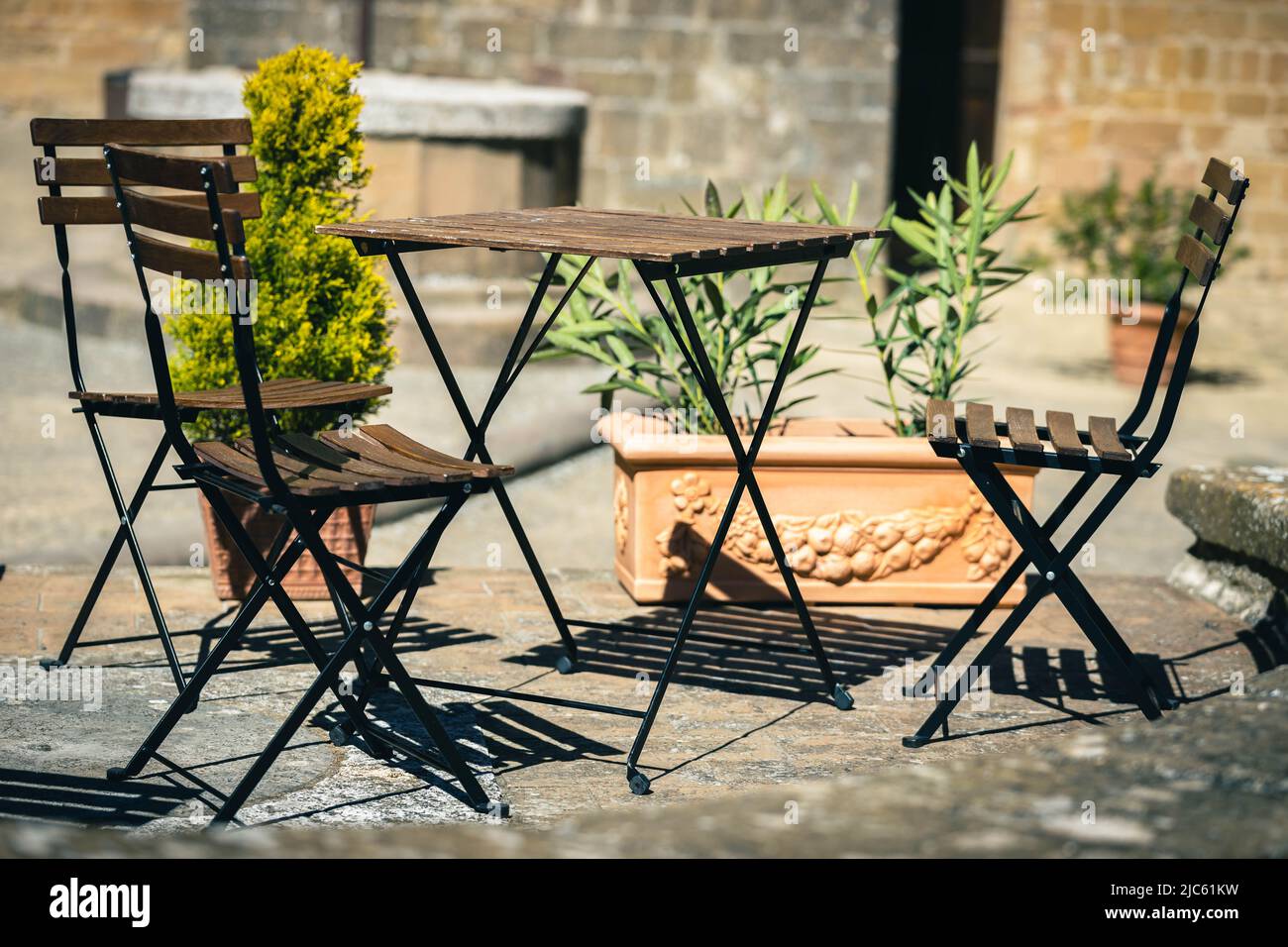 Tavolo e sedia nel centro storico della Toscana Foto Stock