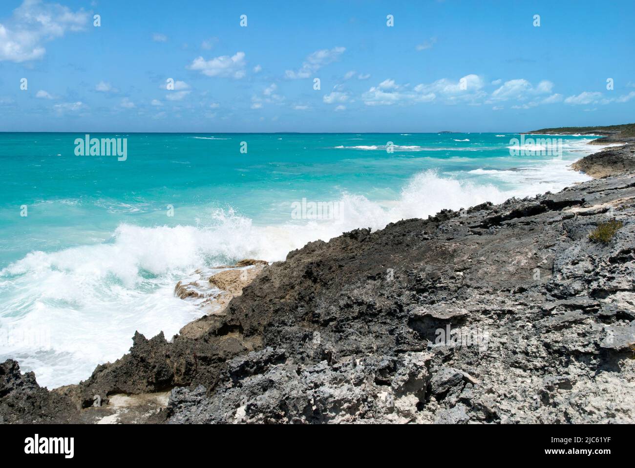 La vista delle onde che colpiscono la costa erosa su Half Moon Cay isola disabitata (Bahamas). Foto Stock
