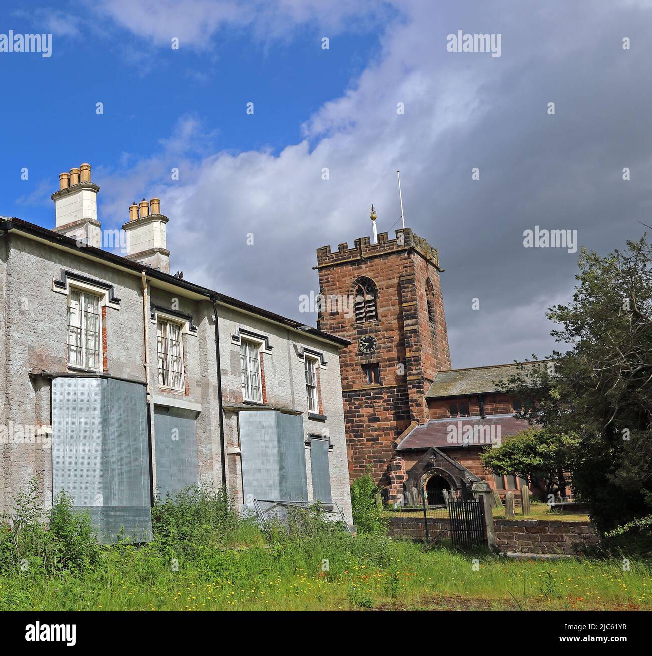 The Dilapidated Rtory House, Grappenhall Village, Warrington, Cheshire, Inghilterra, Regno Unito, WA4 3EP, accanto alla Chiesa di San Wilfridi, bloccata in probate Foto Stock