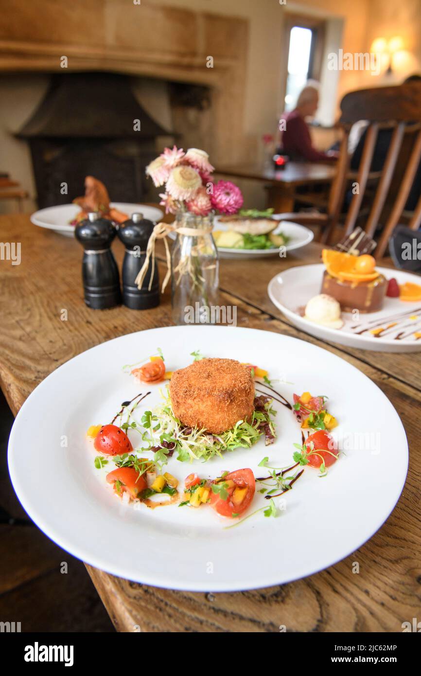 Cucina moderna in un tradizionale pub inglese - salmone affumicato e torta di pesce di gamberi. Foto Stock