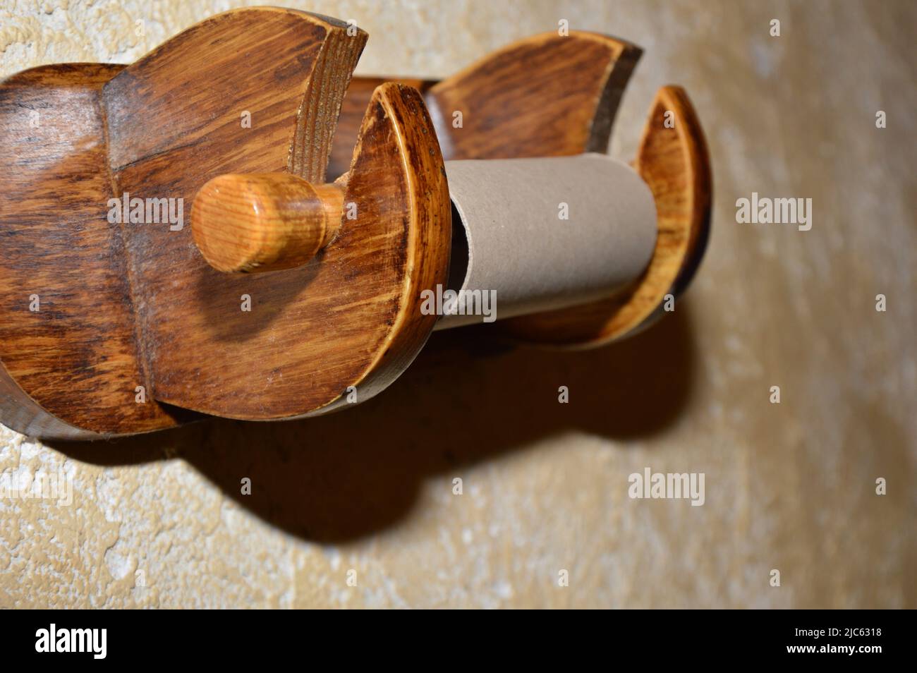 Svuotare il rotolo di carta igienica su un gancio di legno Foto Stock