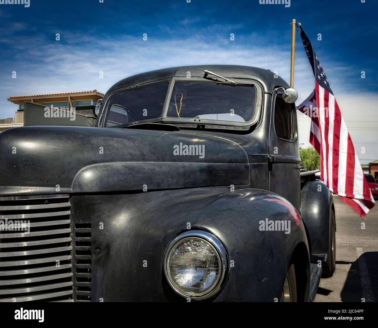Un camion nero pick-up dall'inizio del 1940s, con orgoglio di volare una bandiera americana, in un incontro auto a El Paso, Texas. Foto Stock