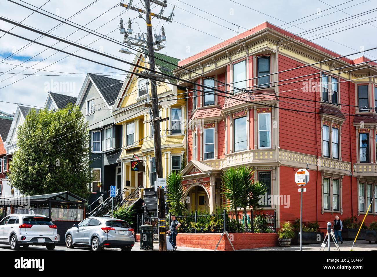 San Francisco,California,USA - 20 aprile 2022 : case a schiera colorate in 18th angolo Hartford Street Foto Stock