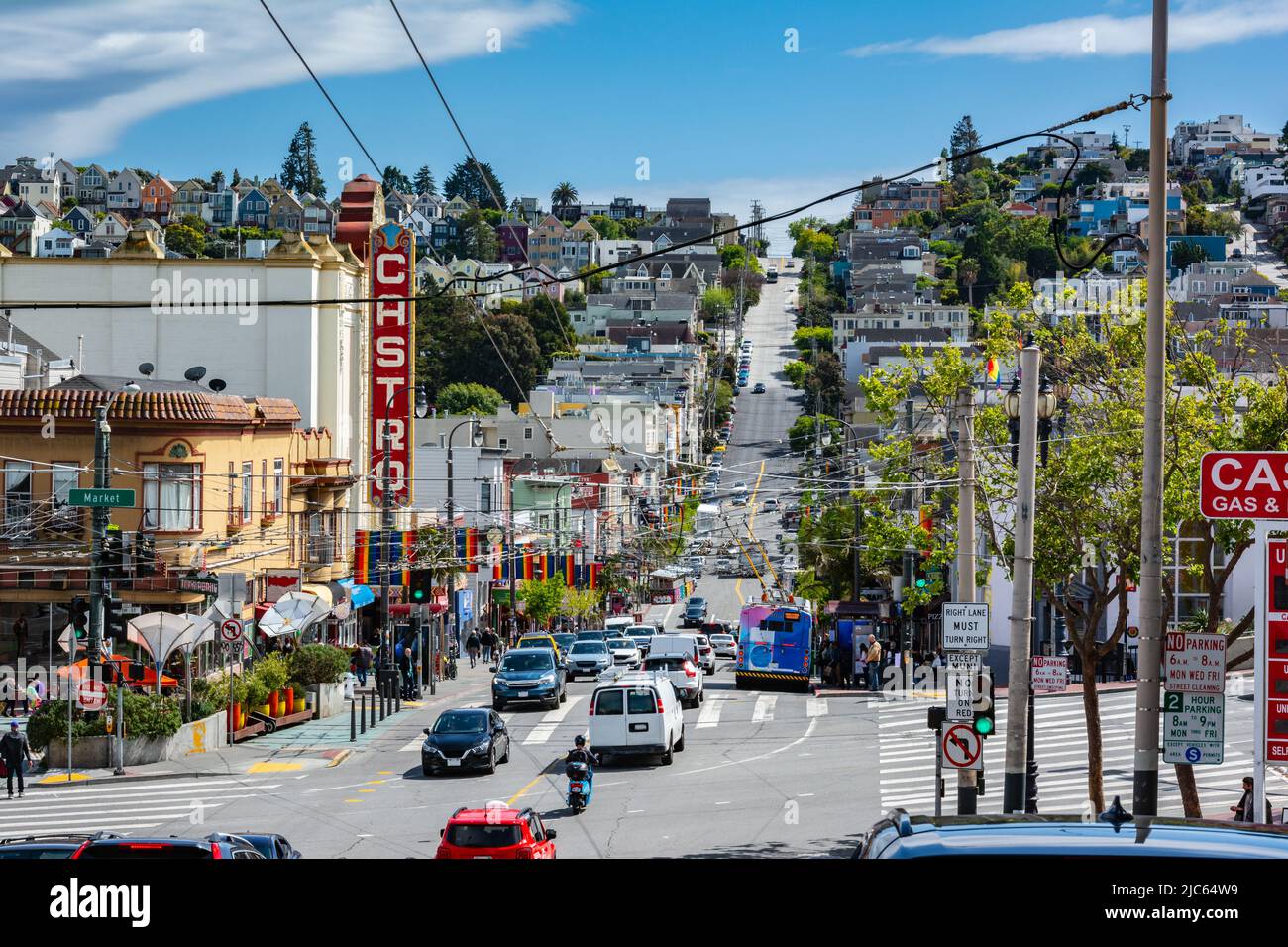 San Francisco,California,USA - 24 Aprile 2022 : Vista di Castro Street con Castro Theatre sulla sinistra Foto Stock