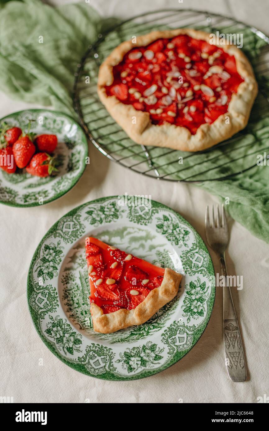 fotografia alimentare torta fatta in casa, dessert, torta dolce con frutti di bosco Foto Stock