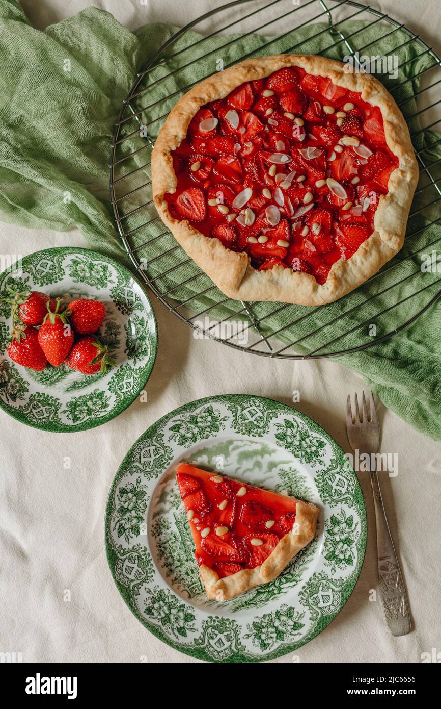 fotografia alimentare torta fatta in casa, dessert, torta dolce con frutti di bosco Foto Stock