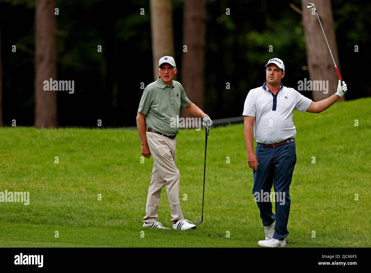 L'americano Chris Kirchner (R) gioca un colpo durante il torneo pro/am di golf di LIV al club di Centurion. Kirchner era legato all'acquisto del Derby County FC. Foto Stock