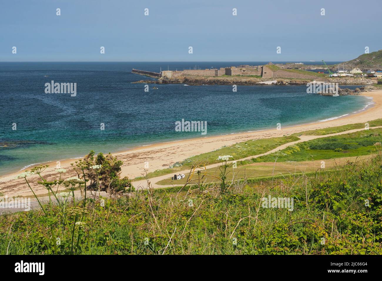 Vista sulla baia di sabbia fino a Fort Grosnez da Fort Tourgis, Alderney, Isole del canale Foto Stock