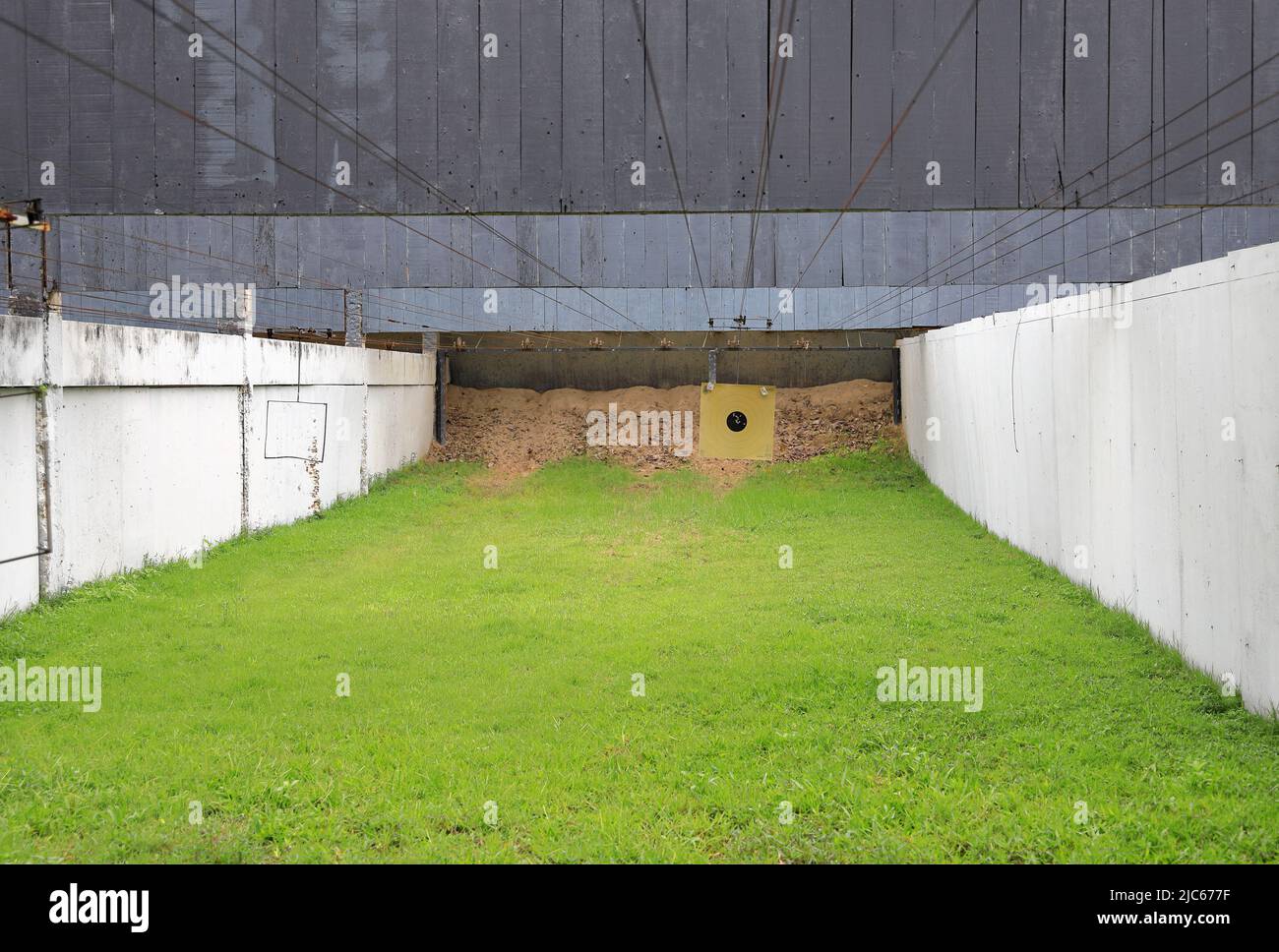 Pistola target con fori Bullet. Obiettivo di scatto in carta classica nel raggio di scatto. Fori nella destinazione. Foto Stock