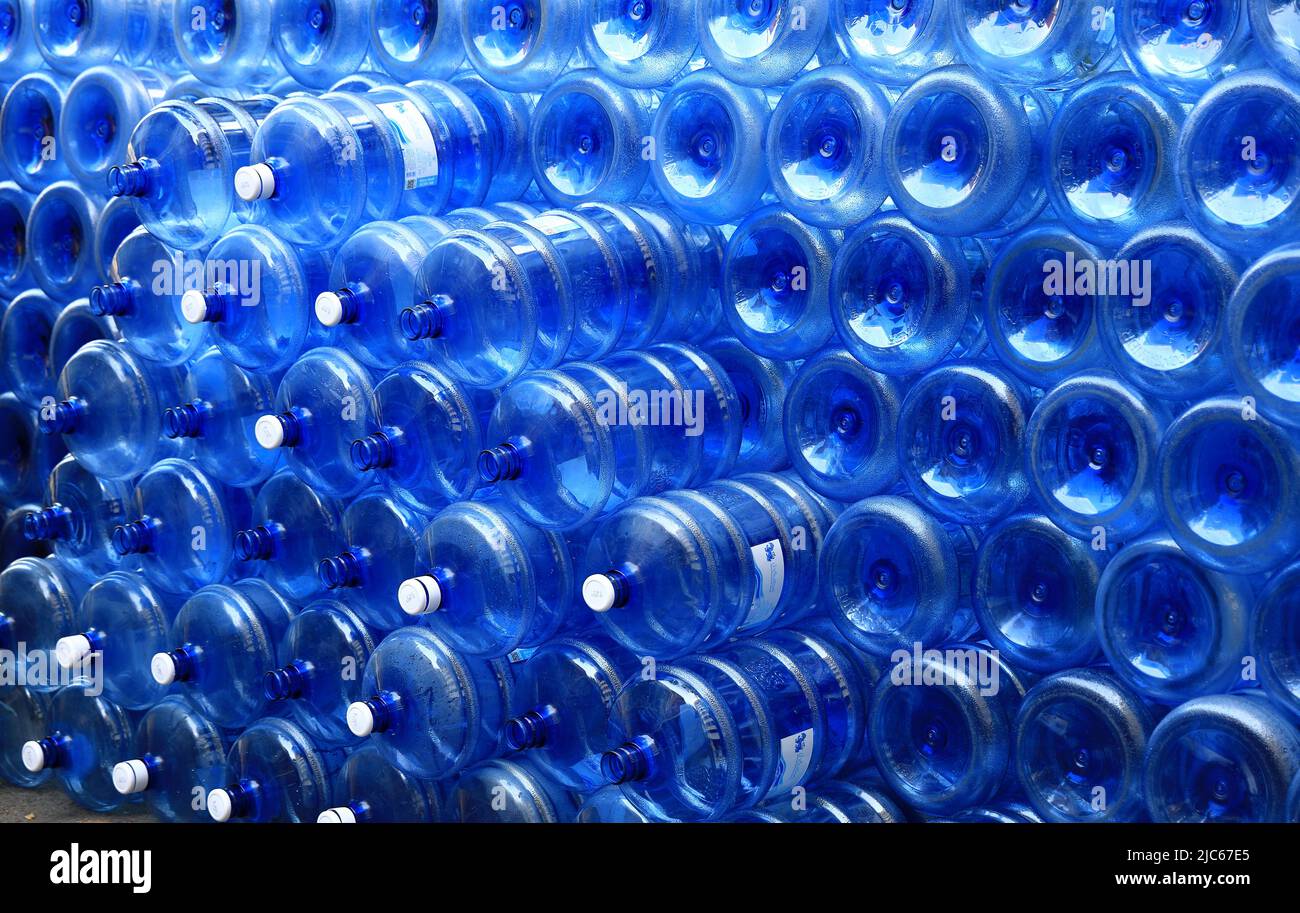 Mucchio di grandi bottiglie di acqua potabile vuote, modello di bottiglia grande di approvvigionamento di acqua potabile in una fila. Foto Stock