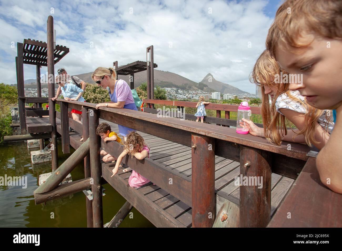I bambini curiosi al Green Point Park: Esplorano la natura e la fauna selvatica Foto Stock