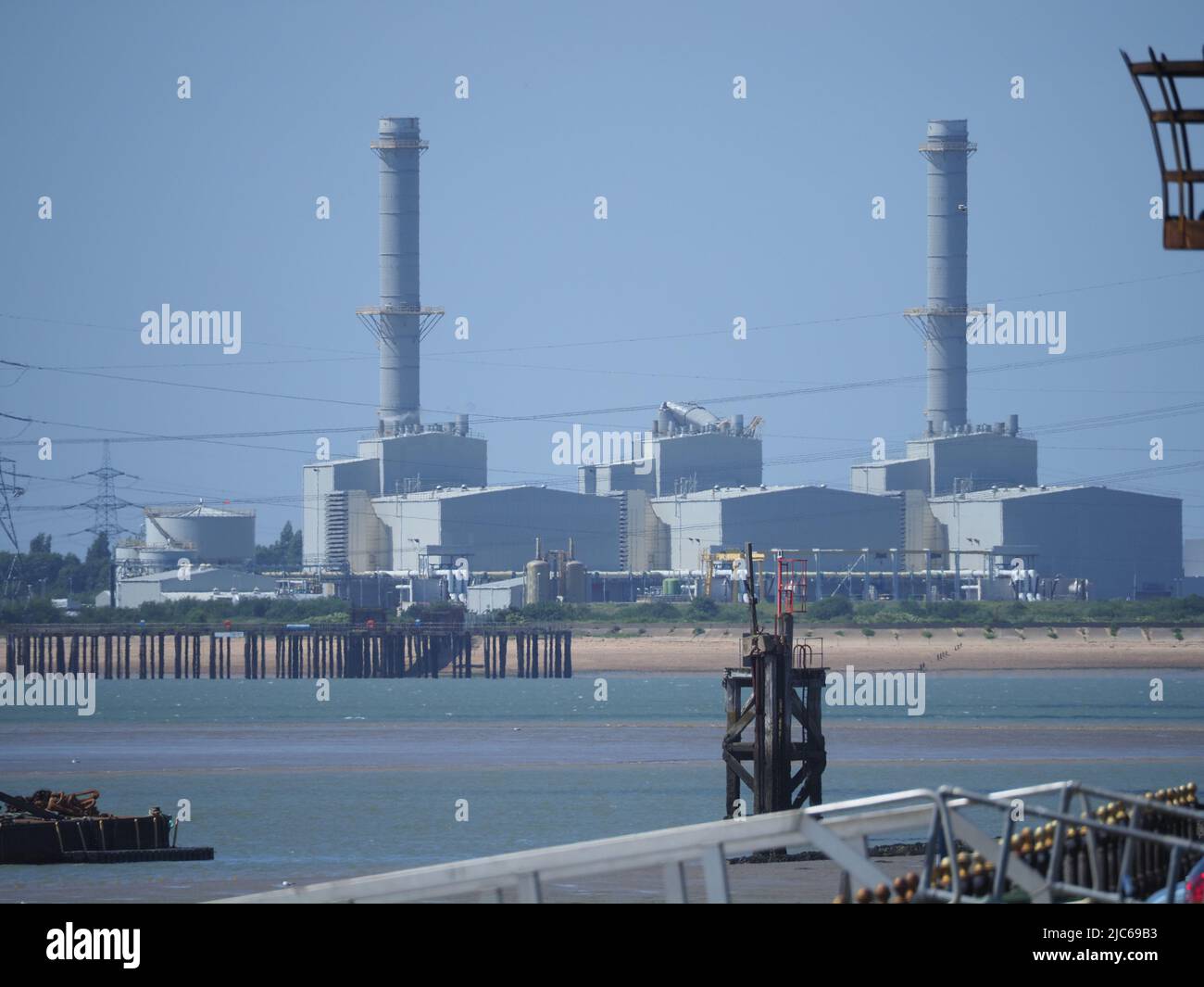 Queenborough, Kent, Regno Unito. 10th giugno 2022. Il camino centrale della centrale elettrica di Grain di proprietà di Uniper è ancora crollato dopo danni da Storm Eunice nel febbraio. Cranes sono stati visti lavori di impresa sul camino centrale il mercoledì, ma non sono stati visibili oggi. Quando completamente operativo, l'impianto può alimentare oltre 1 milioni di abitazioni. Credit: James Bell/Alamy Live News Foto Stock