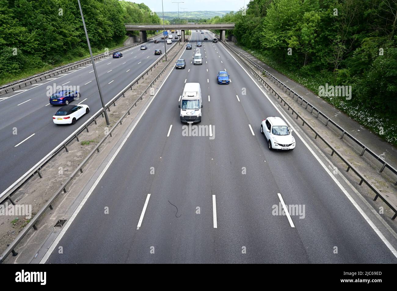 Reigate, Surrey, UK- 10 2022 giugno: M25 guardando verso il basso dall'uscita 8 al traffico in direzione est. Foto Stock