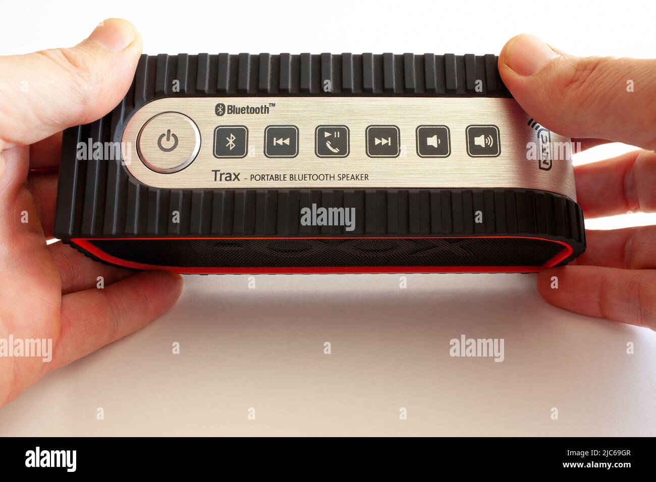 Altoparlante portatile Bluetooth TRAX: Design robusto, audio potente e eleganti dettagli arancioni. Musica, ovunque. 🔊 Foto Stock