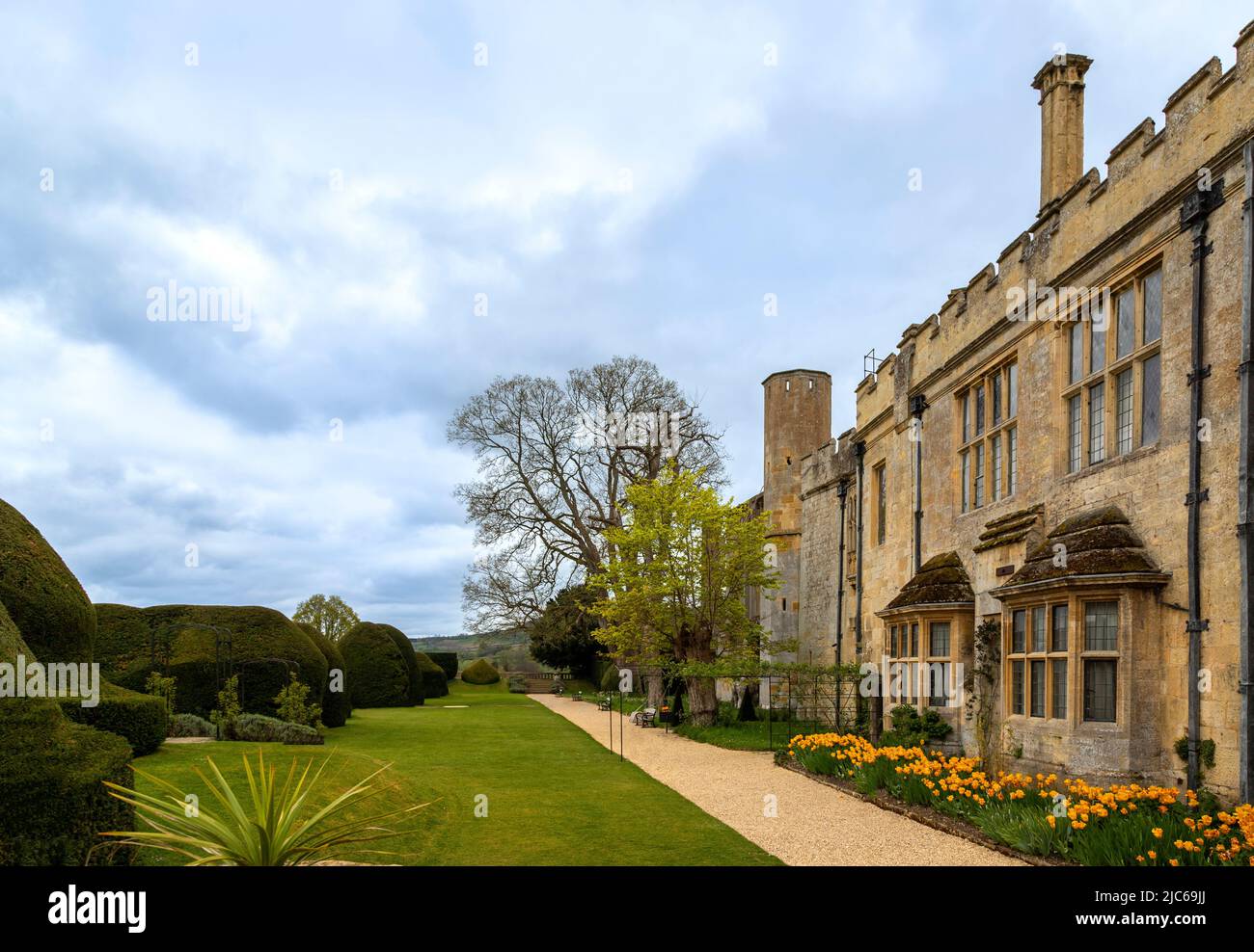 Sudeley Castello, un 15th secolo, di grado i elencati castello, visto dal giardino della regina, Sudeley, Gloucestershire, Cotswolds, Inghilterra, Gran Bretagna, Regno Unito Foto Stock