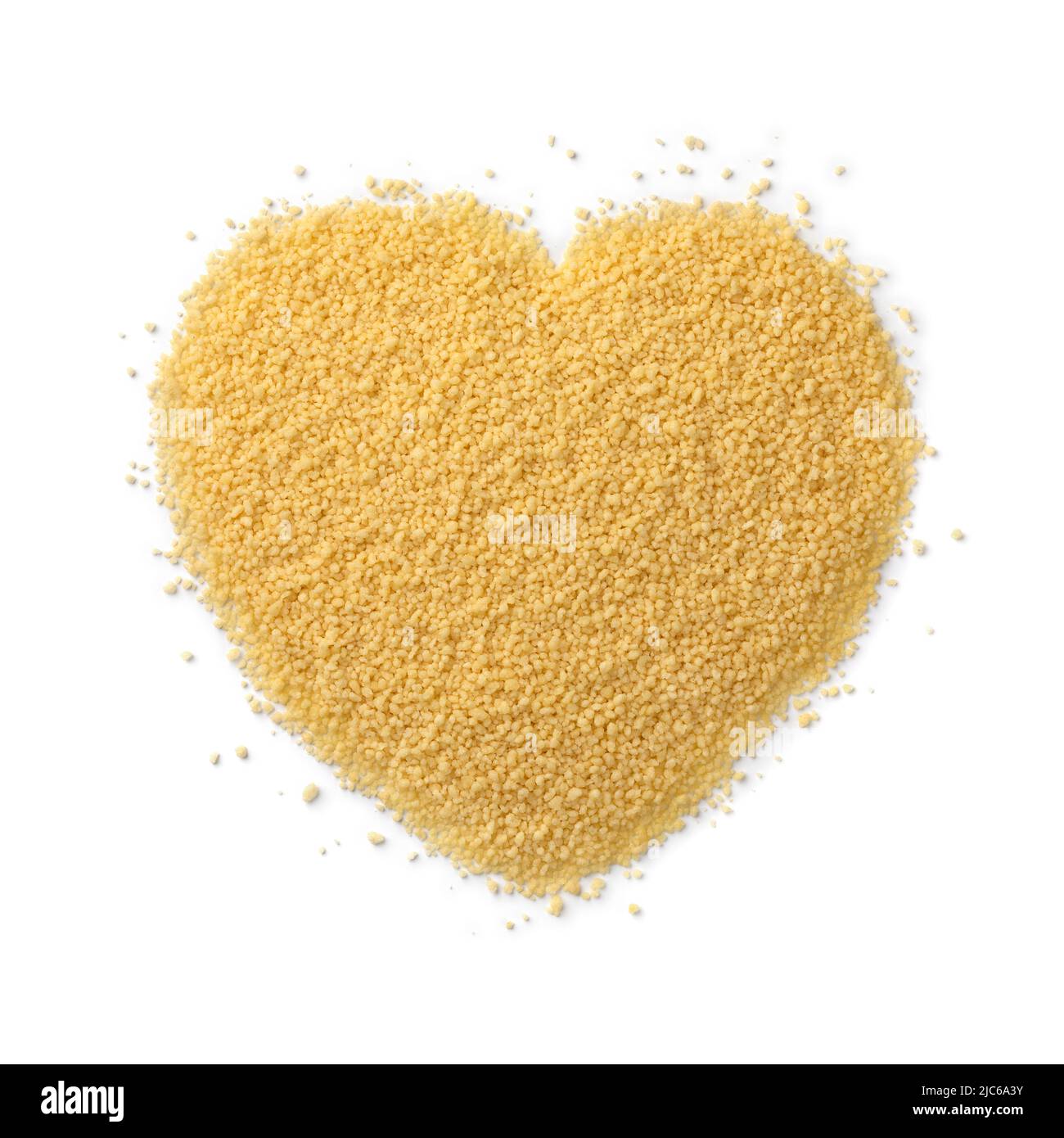 Couscous essiccato non cotti a forma di cuore isolato su sfondo bianco Foto Stock