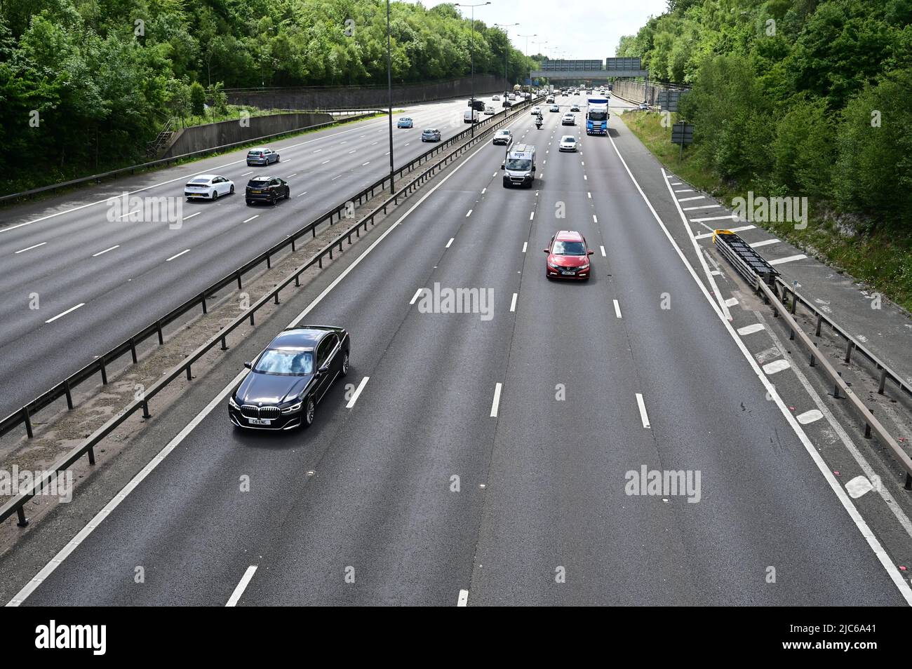 Reigate, Surrey, UK- 10 2022 giugno: M25 guardando verso il basso dallo svincolo 8 al traffico in direzione Westerly. Foto Stock